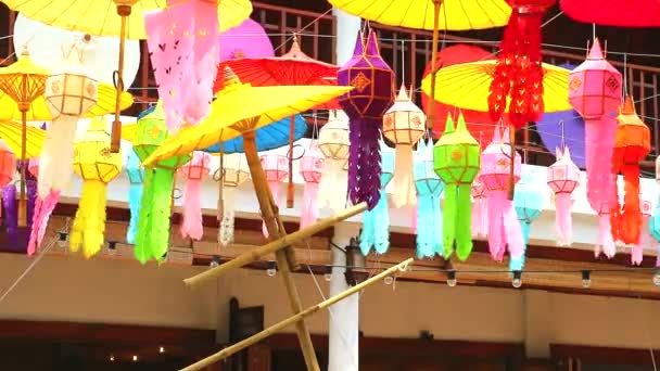 Kunst lampen en parasols in Noord Thailand opknoping decoratie buiten — Stockvideo