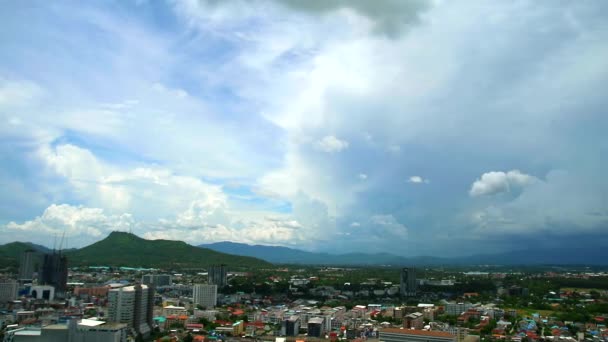 Blaue und Gewitterwolken über Stadt und Berg und Hügel im Zeitraffer — Stockvideo