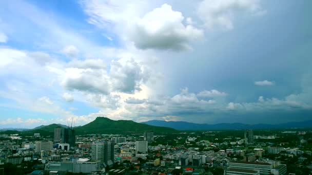 Blaue und Gewitterwolke über Stadtberg und Hügel im Zeitraffer — Stockvideo