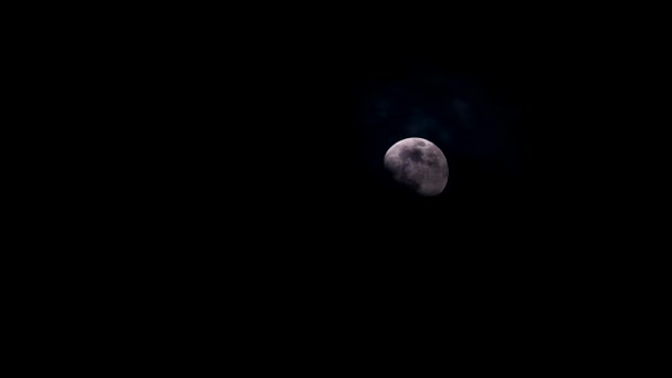Maan bewegen op donkere nachtelijke hemel en soft Cloud passing1 — Stockvideo