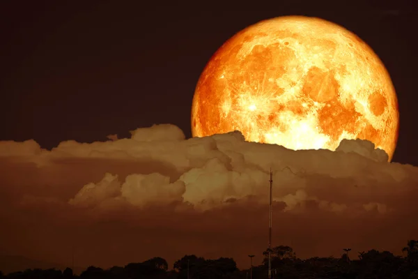 Lune de sang sur le ciel rouge nuit retour silhouette montagne — Photo