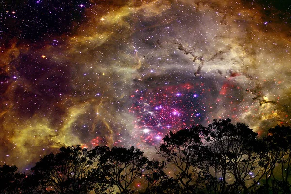 Nebulosa galáxia cor de ouro borrão de volta na silhueta céu nuvem noite — Fotografia de Stock