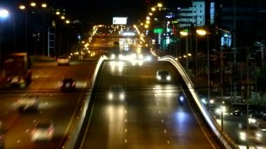 Köprü geçişi sırasında yoğun saat trafiği akşam birçok araba ile kalabalık