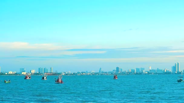 Bateaux de pêche ont été garés en raison de fortes vagues dans la mer — Video