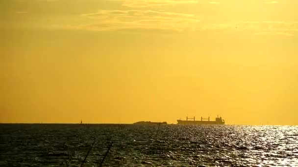 Cargo et coucher de soleil sur silhouette jaune orangé foncé sky1 — Video