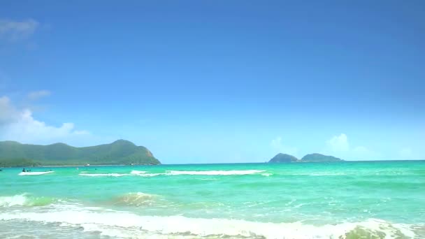 관광 바다와 섬 푸른 하늘 배경에서 물을 재생 — 비디오
