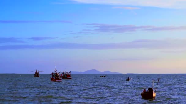 两艘渔船停泊在海面上，因为海浪在海面上。 — 图库视频影像