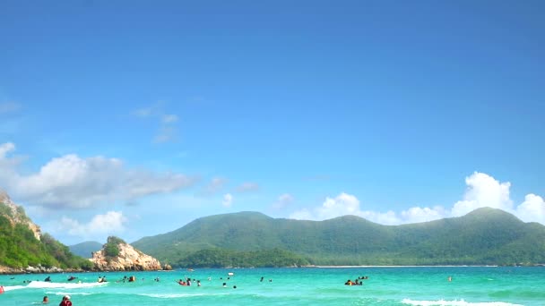 Ο τουρισμός παίζει νερό στη θάλασσα και το νησί και το γαλάζιο του ουρανού background3 — Αρχείο Βίντεο