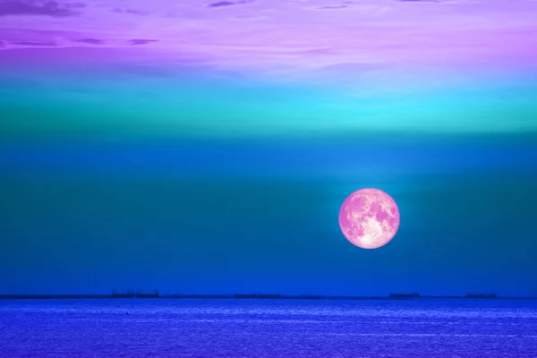 Buck lua de volta em heap nuvem vermelha no céu noturno — Fotografia de Stock
