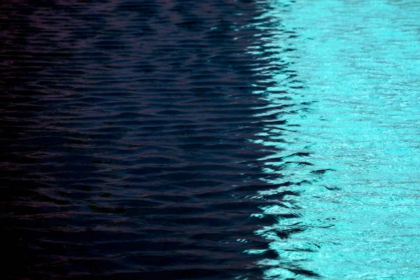 Ola que se mueve por el viento en la superficie del agua de la piscina — Foto de Stock