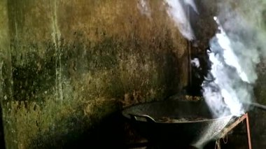 Ot ile Tay gıda kızarmış domuz tavada lezzetli baharatlı ve karabiber yaprakları, duman pas çatı counrty yaşam tarzı tutun güneş ışığı geçmek