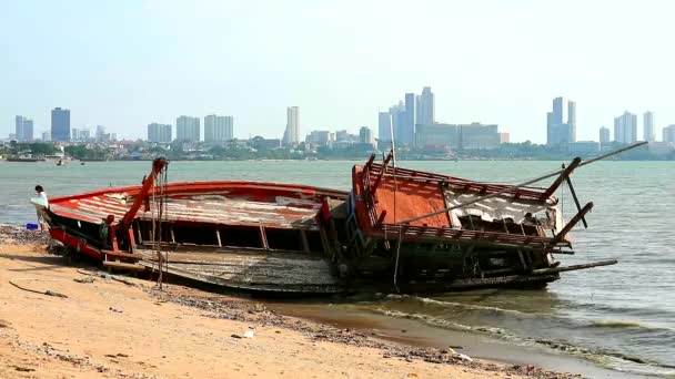 Barcos de pesca naufragados na praia devido a tempestades soprando — Vídeo de Stock