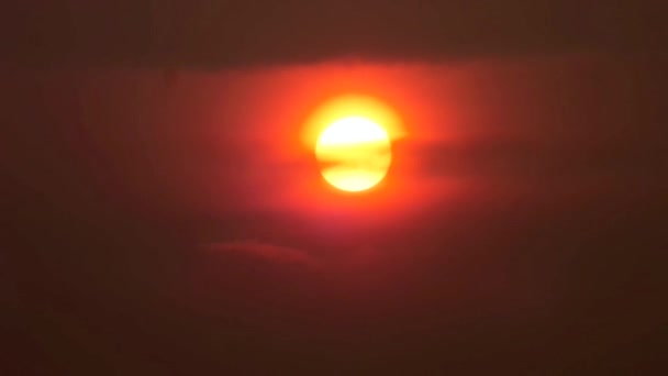 Vervagen zonsondergang terug zachte silhouet wolk in de avond — Stockvideo