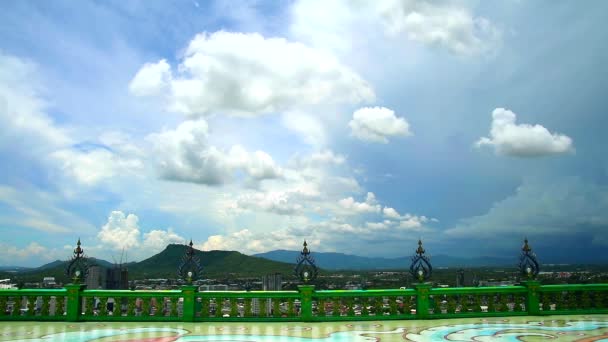 Cielo blu e nube tempesta sopra città montagna e collina time lapse — Video Stock