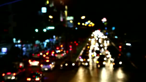La circulation aux heures de pointe pendant le demi-tour de nombreuses voitures dans la nuit — Video