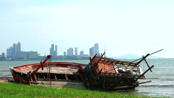 Barcos pesqueros destrozados en la playa debido a las tormentas que soplan1 — Vídeos de Stock