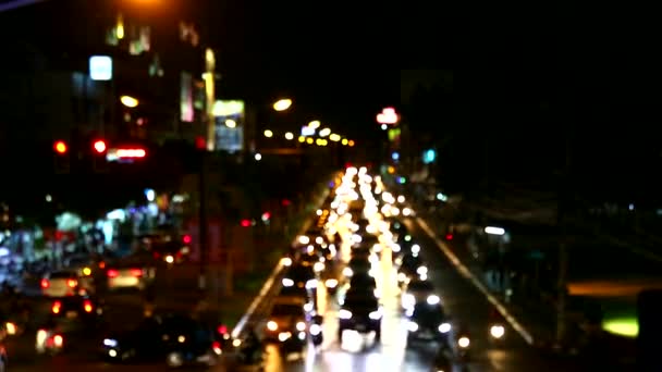 高峰时段交通在U转弯模糊了许多汽车在夜间 — 图库视频影像