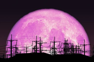 gece gökyüzünde siluet elektrik direğinde süper süt ay geri