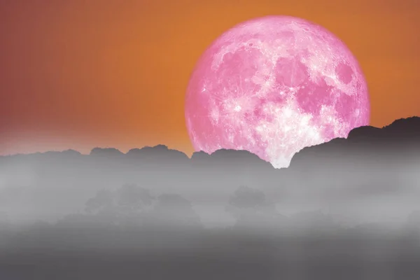Luna llena de peces rosa de nuevo en la nube y la niebla en el cielo nocturno de montaña — Foto de Stock