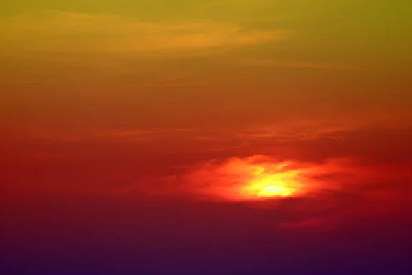 Puesta de sol caliente en el cielo increíble espalda nubes de la noche sobre crepúsculo — Foto de Stock