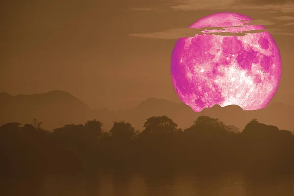 Super rosa luna di pesce torna sulla nuvola e montagna sul cielo notturno — Foto Stock