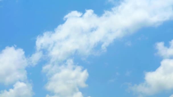 Hermoso lapso de tiempo cielo azul y nubes blancas en verano — Vídeos de Stock