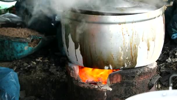 Кулинария с использованием древесного угля печи способ сельских жителей — стоковое видео