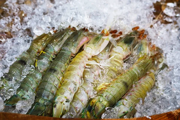 Verse rivierkreeft vis op straatvoedsel kan worden gezien in Thailand een — Stockfoto