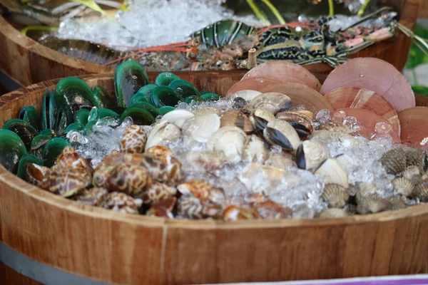 Verse zeevruchten op straat eten kan worden gezien in Thailand en toeristische — Stockfoto