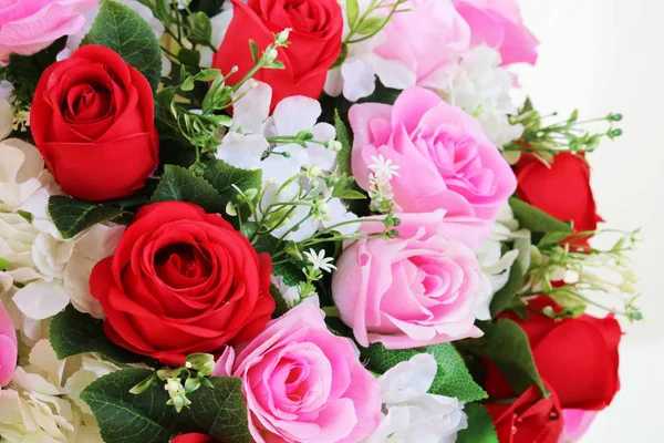 빨간색과 분홍색 장미 부티크 꽃 은 고립 된 결혼식에 장식 — 스톡 사진