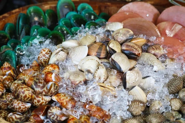 Морепродукты на улице продовольствия можно увидеть в Таиланде и туристические аттры — стоковое фото