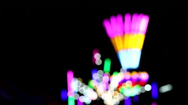 gece pazarı fuarında renkli haddeleme ışık bulanıklığı