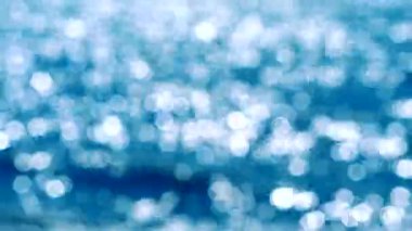 Yaz mavisi ve beyaz bokeh yanıp söner arka planda deniz yüzeyinde dalga bulanık yansıması2