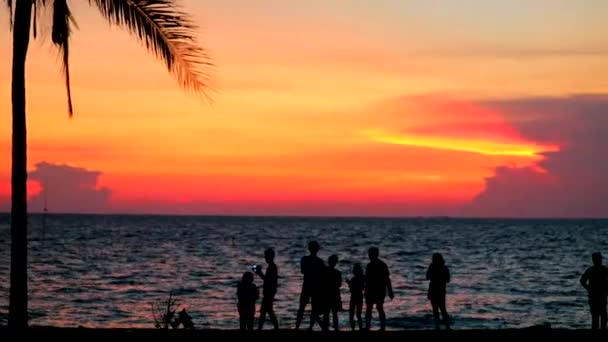 Pan silhouette famiglia e persone sulla spiaggia mare e tramonto nuvola su sky1 — Video Stock