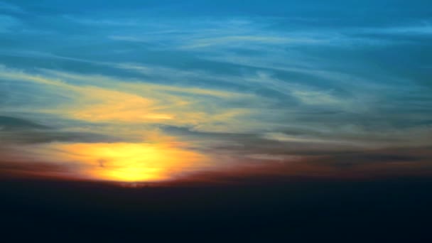 Schwenken der Sonnenuntergangswolke auf blauem Himmel im Zeitraffer — Stockvideo