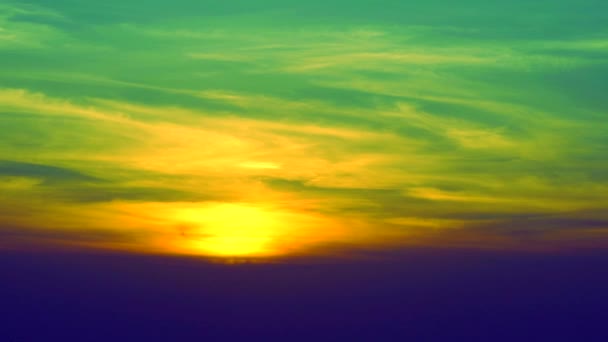 Ensanchando la nube del atardecer en el cielo verde y las aves volviendo a casa — Vídeos de Stock