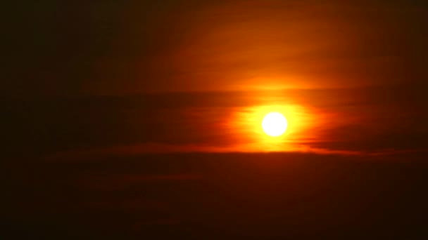 Rote Flamme Sonnenuntergang am orangen Himmel und dunkelrote Wolke auf dem Meer — Stockvideo