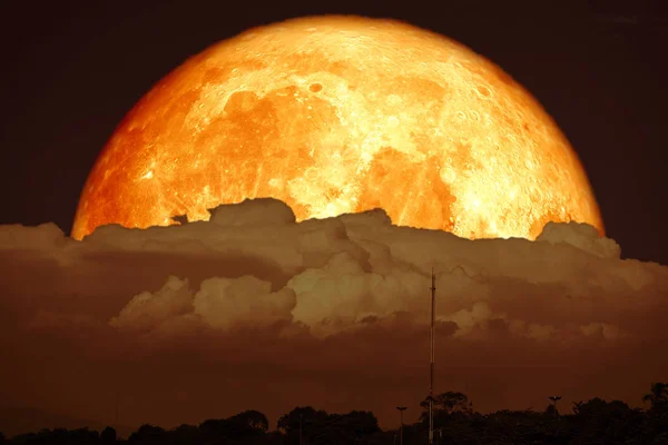 Кровавая луна на ночном красном небе назад силуэт горы — стоковое фото