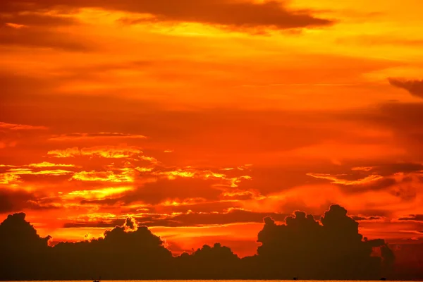 Zachód słońca z powrotem na światło czerwone pomarańczowy sylwetka — Zdjęcie stockowe