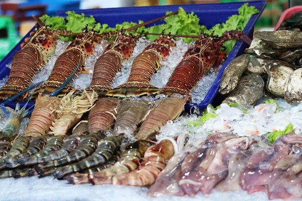 태국에서 길거리 음식으로 신선한 랍스터와 해산물을 볼 수 있습니다. — 스톡 사진
