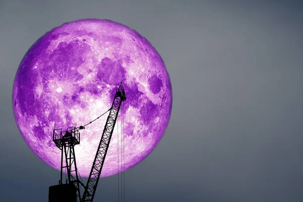 Purple Moon på färgglada moln och på natthimlen — Stockfoto