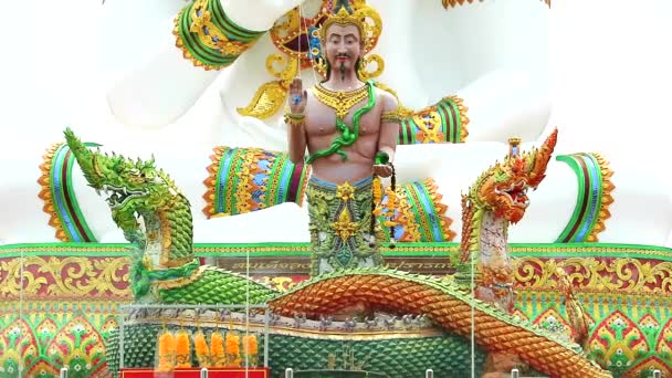 Cerca del estatus de dios Srisuttho de Naga en el templo de Khao Mai Kaew — Vídeo de stock