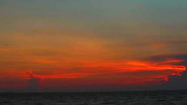 Ciel violet foncé coucher de soleil et lumière du soleil sur nuage de silhouette — Video