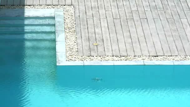 Scala di marmo della piscina e della marea della parete sotto acqua di colore dell'acqua e poca superficie dell'onda 1 — Video Stock