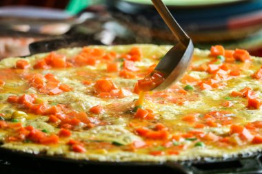 Pattaya sokak gıda kızarmış kabuklu deniz ürünleri ve karides ve deniz ürünleri