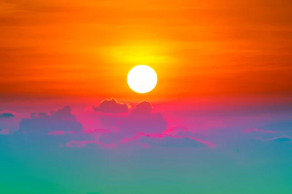 Colorido heap vermelho laranja pôr do sol nuvem e sol no céu — Fotografia de Stock