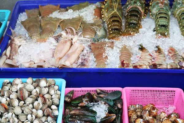 Verse kreeft en zeevruchten op straatvoedsel kunnen worden gezien in Thailand — Stockfoto