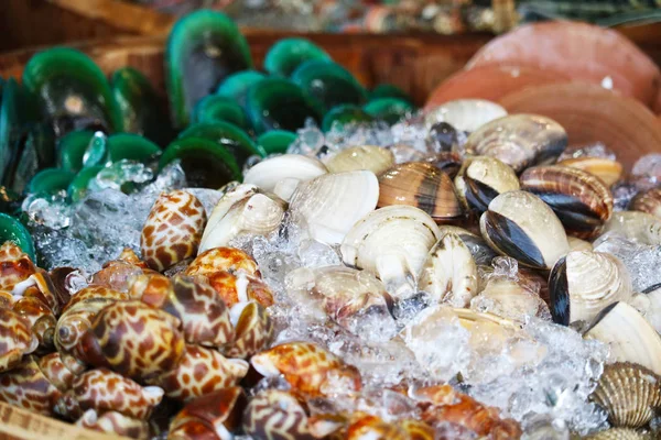 Verse zeevruchten op straat eten kan worden gezien in Thailand en toeristische — Stockfoto