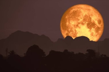 süper kan ayda geri gece gökyüzü dağda siluet