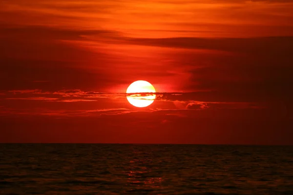 Sol de nuevo en la puesta del sol cielo horizonte ola en el mar de superficie —  Fotos de Stock